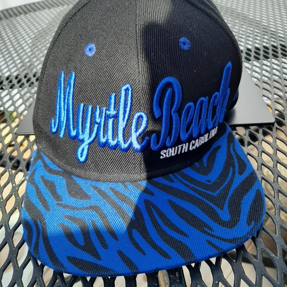 ESSENCIAL CAP SNAPBACK BLACK AND BLUE